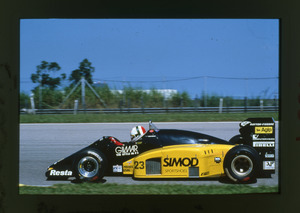 Il pilota Andrea De Cesaris (n. 23) su Minardi-Motori moderni gommata Pirelli