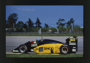 Il pilota Alessandro Nannini (n. 24) su Minardi-Motori moderni gommata Pirelli