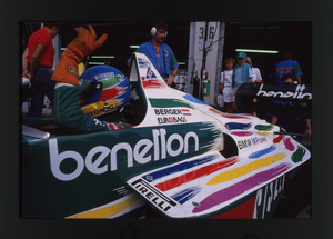 Il pilota Gerhard Berger (n.20) ai box Benetton