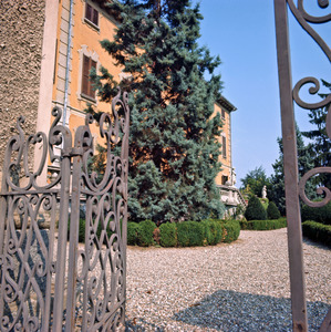 Il cancello d'ingresso della villa