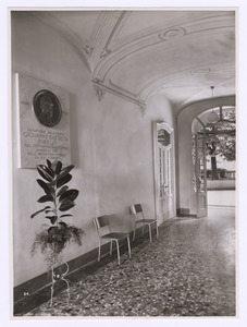 L'atrio con la lapide dedicata al fondatore Giovan Battista Pirelli