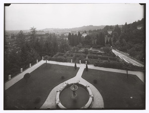 Veduta del giardino della villa. La fotografia è pubblicata in Fatti e Notizie n. 7, 1958