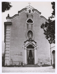 La facciata della cappella annessa al complesso di Villa Porro