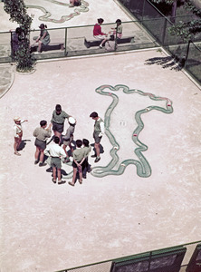 Bambini giocano nel parco giochi del Villaggio Pirelli a Cinisello Balsamo (MI)