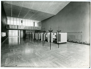 L'ingresso con il guardaroba. La fotografia è pubblicata nell'articolo La nuova mensa impiegati di Bicocca, in Fatti e Notizie n. 1, 1957