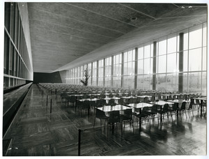 La sala ristorante da 770 posti, con una superficie di 1500 mq e pavimento in gomma. La fotografia è pubblicata nell'articolo La nuova mensa impiegati di Bicocca, in Fatti e Notizie n. 1, 1957