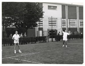 Incontro di tennis tra la squadra delle Aziende e la squadra della Gomma: la gara di doppio