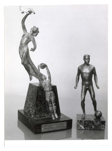 Il trofeo dell'Oscar del calcio, vinto dalla squadra del Centro Sportivo Pirelli. La fotografia è pubblicata in Fatti e Notizie n. 6, 1956