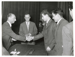 Luigi Rossari premia Aldo Mastropietro, Giuseppe Riva e Alberto Castellani giovani promesse del nuoto. La fotografia è pubblicata nell'articolo Festa dell'Atleta in Fatti e Notizie n. 2, 1955