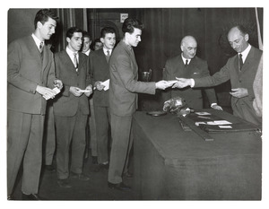 Luigi Rossari premia Walter Maregatti, Luigi Ottolini, Adalberto Corti, Luigi Coralli e Dante Curioni, giovani promesse dell'atletica