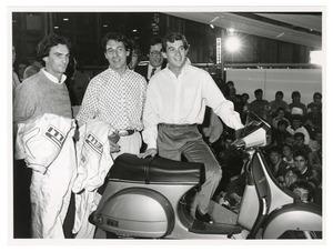 Ayrton Senna vincitore del trofeo Vespa pole position, a Eicma