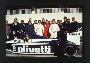 Il team Brabham-Pirelli con i piloti moto Barry Sheene, Marco Lucchinelli e Franco Uncini