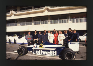 Il team Brabham-Pirelli con i piloti moto Barry Sheene, Marco Lucchinelli e Franco Uncini
