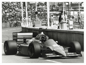Jacques Laffite su Ligier JS 25 numero 26