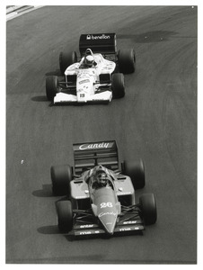 Jacques Laffite su Ligier (n. 26) e Teo Fabi su Toleman (n. 19)  entrambe gommate Pirelli