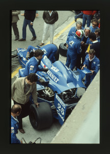 La  Ligier n. 25  di Andrea De Cesaris ai box