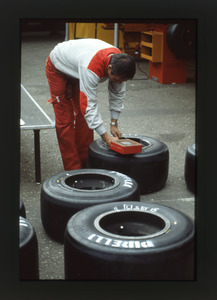 Tecnico dell'assistenza Pirelli al lavoro su pneumatici Pirelli P7