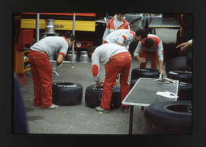 Tecnici dell'assistenza Pirelli al lavoro su pneumatici Pirelli P7