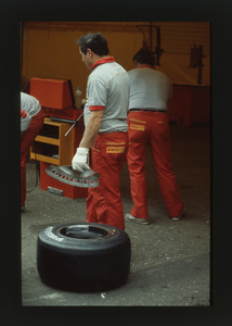 Tecnici dell'assistenza Pirelli al lavoro su pneumatici Pirelli P7