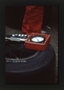 Tecnici dell'assistenza Pirelli al lavoro su pneumatici Pirelli P7