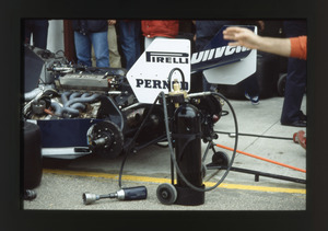 Tecnici al lavoro su una Brabham