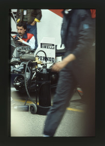 Tecnici al lavoro su una Brabham