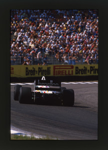 Una Benetton BMW e una Minardi-Motori Moderni nel 1986 su circuito non identificato