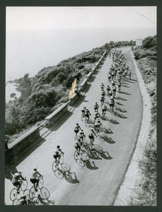 Il passaggio dei corridori sulla costa tirrenica: l'immagine è stata pubblicata da Fatti e Notizie (anno IV, n. 6, giugno 1953, p. 4)