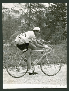Il passaggio del vincitore Fausto Coppi