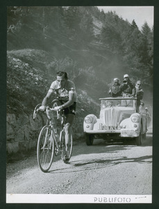 Fausto Coppi verso il passo dello Stelvio, durante la ventesima tappa della corsa, Bolzano-Bormio