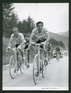 Fausto Coppi e Hugo Koblet, seguiti dagli altri corridori