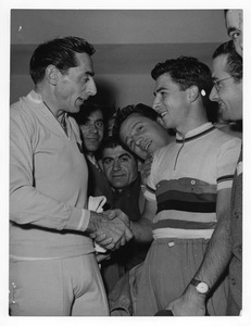 Il vincitore Sante Ranucci insieme a Fausto Coppi