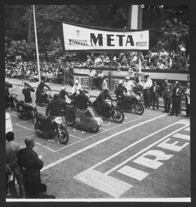 Gran Premio motociclistico della Navarra disputatosi l'8 luglio 1956: la partenza di una corsa