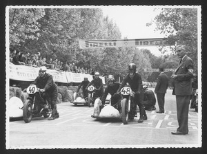 La partenza delle motociclette della categoria sidecar
