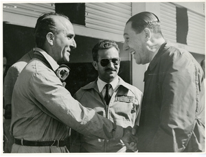 Il pilota Nino Farina stringe la mano al Presidente Juan Domingo Perón durante il Gran Premio d'Argentina del 1953