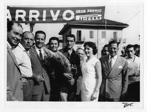 Il vincitore della corsa eliminatoria piemontese, Fiorenzo Rocchi, probabilmente insieme a organizzatori della gara e famigliari