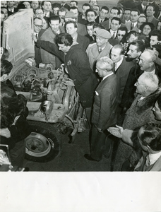 Il pilota Paolo Butti circondato da una folla di curiosi controlla il motore della Fiat Campagnola gommata Pirelli durante il Raid Algeri - Città del Capo del 1952