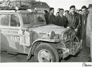 Un gruppo di persone posa accanto a una Fiat Campagnola gommata Pirelli, con adesivo ALGERI - CITTA' DEL CAPO [...] sul lato sinistro della carrozzeria durante il Raid Algeri - Città del Capo del 1952. Si riconosce il pilota Paolo Butti.
