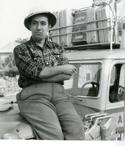 Il pilota Paolo Butti posa seduto sul cofano della Fiat Campagnola gommata Pirelli durante il Raid Algeri - Città del Capo del 1952