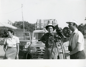 Il pilota Paolo Butti, l'operatore cinematografico della Incom Aldo Pennelli e una donna davanti alla Fiat Campagnola, durante il Raid Algeri - Città del Capo del 1952