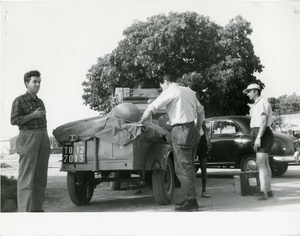 Il pilota Paolo Butti, l'operatore cinematografico della Incom Aldo Pennelli e un uomo di spalle durante il Raid Algeri - Città del Capo del 1952