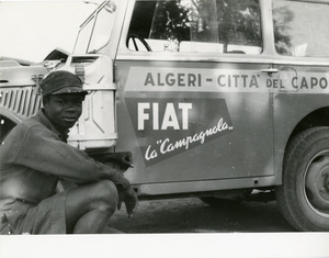 Un ragazzo posa accanto alla Fiat Campagnola durante il Raid Algeri - Città del Capo del 1952