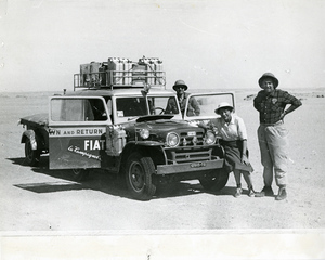 Il pilota Paolo Butti, un uomo [Domenico Racca] e una donna posano accanto alla Fiat Campagnola durante il Raid Algeri - Città del Capo del 1952