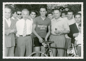 Il vincitore Mario Versini insieme ad altre persone, tra le quali si riconosce Alfredo Binda