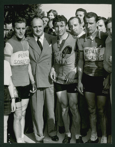 Il vincitore Pietro Chiodini (al centro) insieme al secondo e al terzo classificato e al presidente dell'U.V.I. Adriano Rodoni