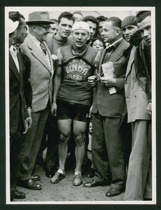 Il vincitore Battista Battaini insieme al dirigente Pirelli Arturo Pozzo (a sinistra) e al commissario tecnico Alfredo Binda (a destra): l'immagine è stata pubblicata dalla rivista Pirelli (anno V, n. 3, maggio-giugno 1952, p. 56)