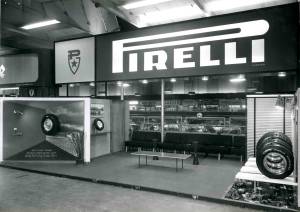 Veduta generale dello stand Pirelli Limited. Esposizione di pneumatici per automobili.