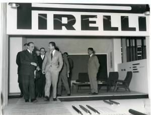 Il Senatore On. Cesare Merzagora accompagnato dal Dott. Brambilla e Arrigo Castellani in visita allo stand Pirelli