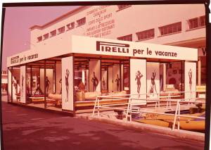Veduta dello stand Pirelli per le vacanze realizzato con grafiche di Pino Tovaglia. In primo piano una parte della darsena con esposizioni di imbarcazioni e gommoni.