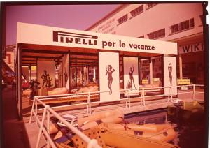 Veduta dello stand Pirelli per le vacanze realizzato con le grafiche di Pino Tovaglia